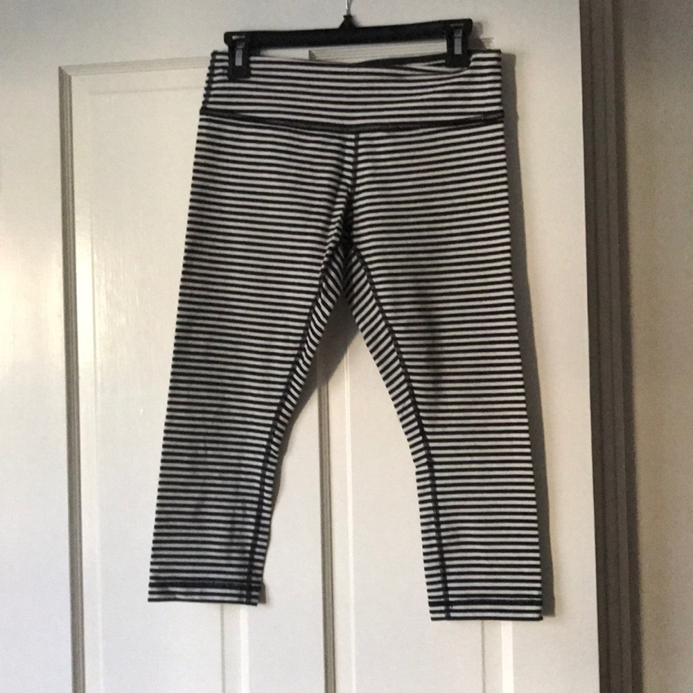 Black and White Lulu Lemon cropped leggings sz 6